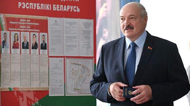 Президент Белоруссии Александр Лукашенко голосует на выборах президента Белоруссии на избирательном участке в Минске Президент Белоруссии Александр Лукашенко голосует на выборах президента Белоруссии на избирательном участке в Минске