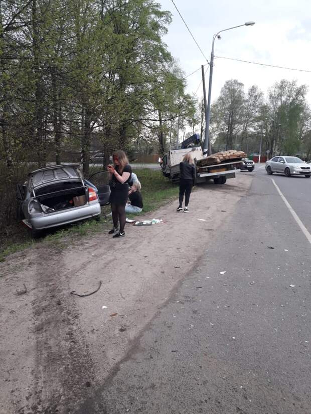 Два человека пострадали от столкновения легковушки с грузовиком в Тверской области