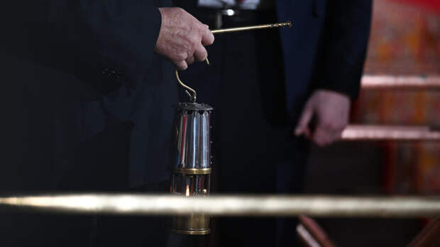 Благодатный огонь из Иерусалима доставили в Москву