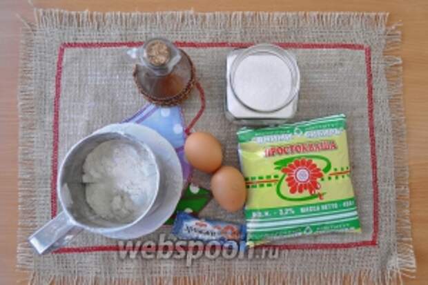 Приготовим простоквашу, муку, яйца, дрожжи, соль и сахар, масло растительное и дрожжи те, что кладут сразу в муку.