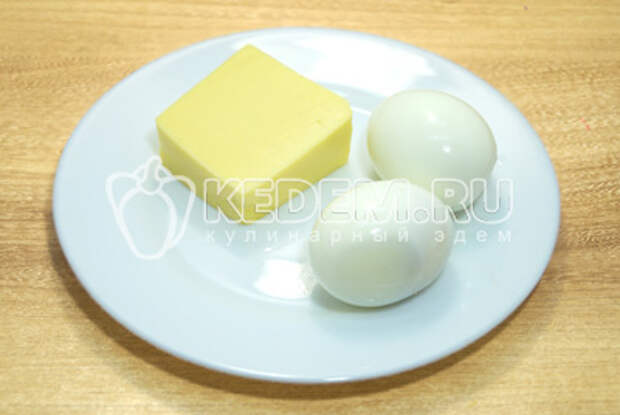 Яйца отварить, остудить и очистить. Сыр натереть на терке.