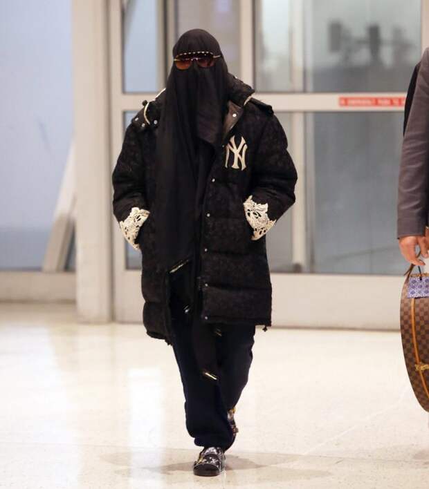 Мадонне пришлось снять паранджу в аэропорту Нью-Йорка