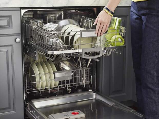 Загрузите посуду в посудомоечную машину и включите ее. / Фото: kitchenremont.ru Загрузите посуду в посудомоечную машину и включите ее. / Фото: kitchenremont.ru