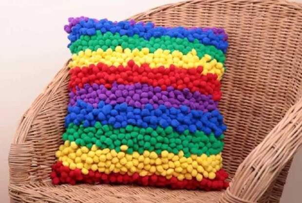 Разноцветная подушка в полоску