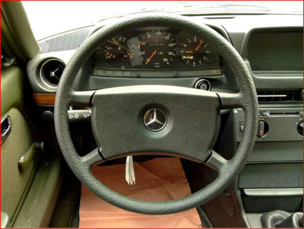 Новенький законсервированный Mercedes-Benz E-class W123 (5)