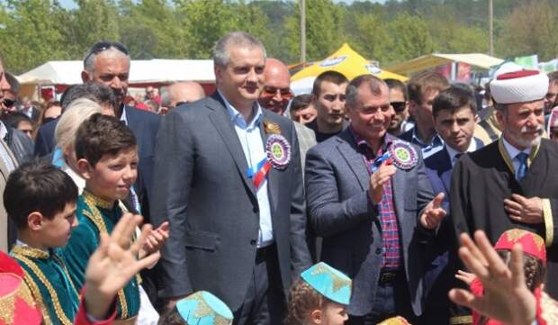 Меджлис полностью утратил популярность среди крымских татар Меджлис полностью утратил популярность среди крымских татар