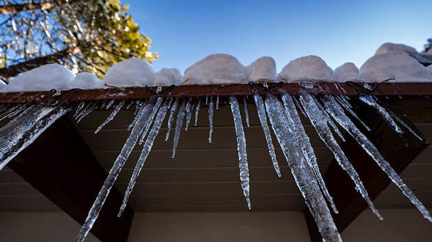 В Удмуртии три человека пострадали от упавших с крыш сосулек за два дня