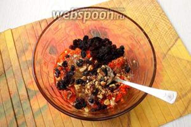 К моркови добавляем изюм, мёд, измельчённые орехи и масло.