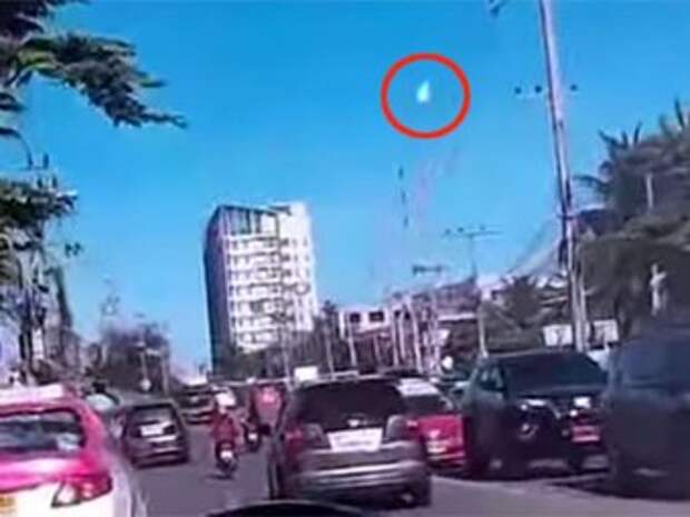 Метеорит в Таиланде засняли на видео очевидцы (видео) Метеорит в Таиланде засняли на видео очевидцы (видео)