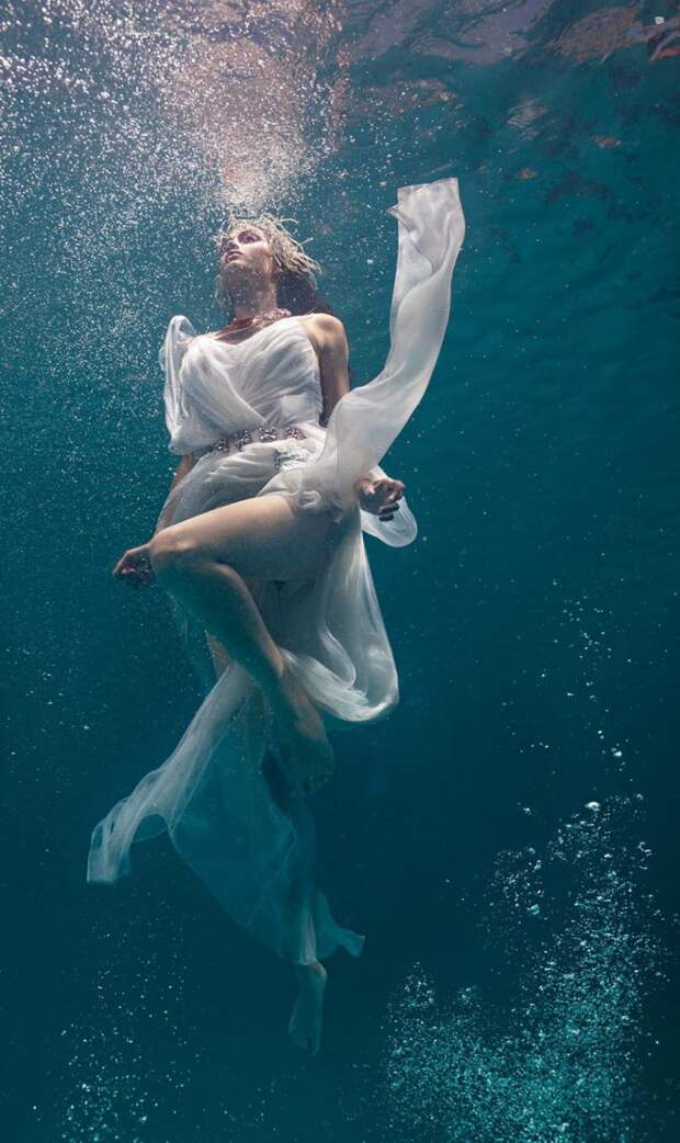 Сексуальная девушка плывет под водой