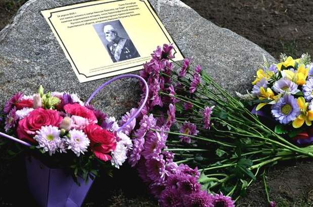 На Петрозаводской улице установили закладной камень под памятник Лихачеву