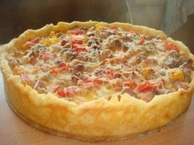 Открытый пирог из слоеного теста с мясом и овощами