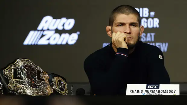 Нурмагомедов с чемпионским поясом UFC вылетел в Россию