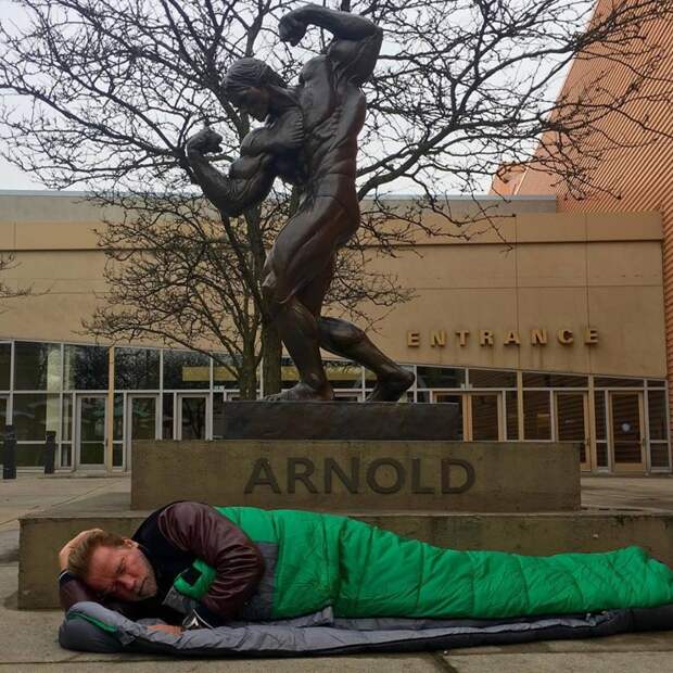 Арнольд Шварценеггер спит на улице Шварценнегер, памятник