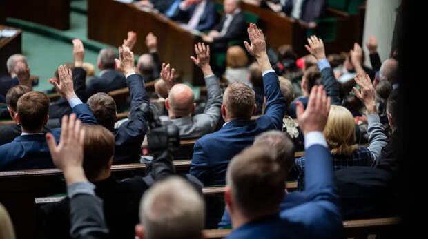 Госдума отклонила проект, запрещающий переводы мигрантов за рубеж