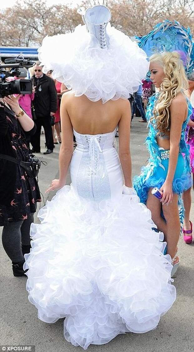 В свадебных платьях прикольные