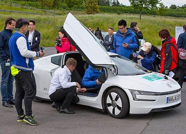 Volkswagen XL1 – мелкосерийный тихоходный дизельный гибрид по цене суперкара. Он оказался никому не нужен, зато производитель добился среднего расхода топлива 0,9 л/100 км, а выбросы CO2 составляют всего 21 г/км!