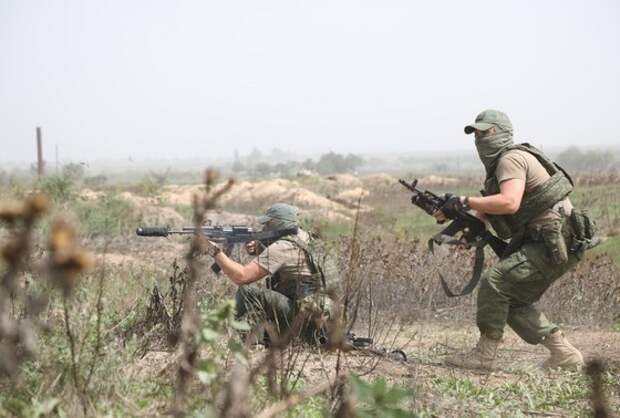 Вооруженные силы России продолжают наступление на различных участках фронта, сообщают военкоры.