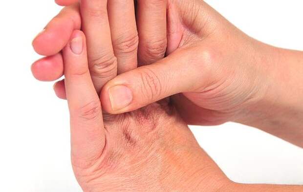 Немеет мизинец и безымянный палец: причины, возможные заболевания и лечение