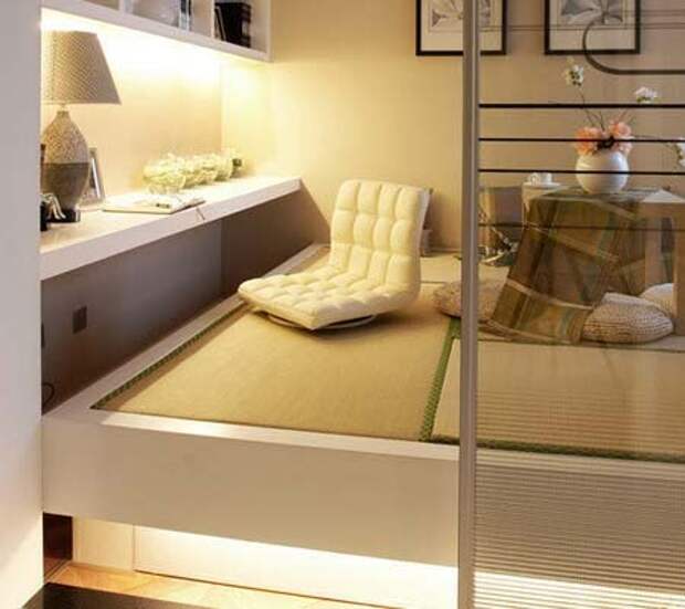 кровать-подиум в маленькой комнате