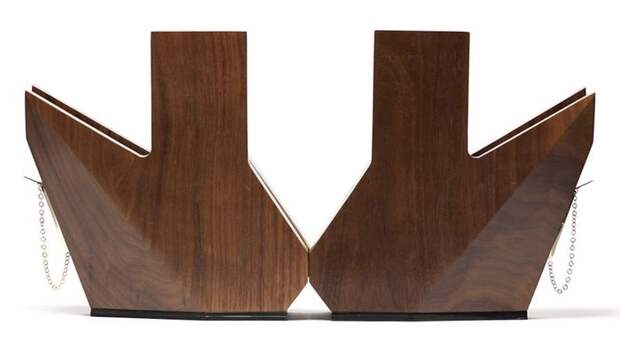Необычная деревянная обувь