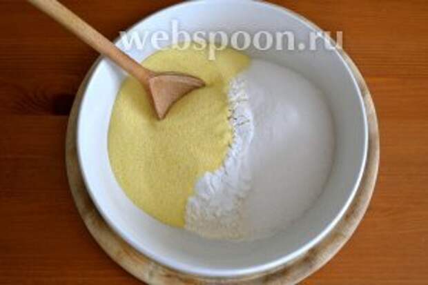В миску просеять муку с разрыхлителем, добавить манную крупу, сахар и перемешать. Отставить в сторону.
