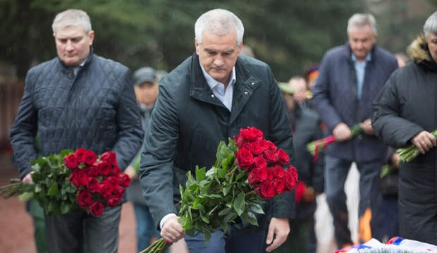 Руководство Крыма возложило цветы к Вечному огню в честь Дня Героев Отечества