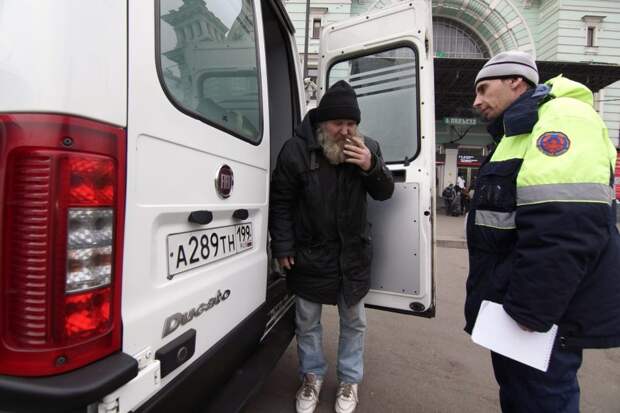 В диспетчерской принимают звонки от жителей Москвы по поводу бездомных граждан и выезжают, чтобы им помочь/ Фото Агентство Москва