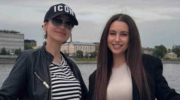 Горячие фото Златы Ковальчук, дочери Анны Ковальчук, которая теперь еще и поет