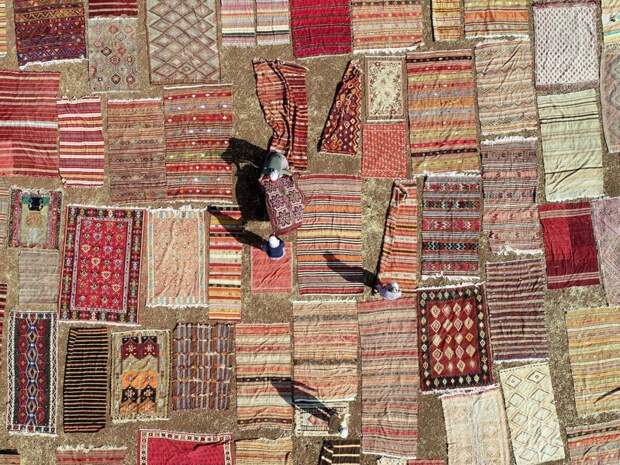 Около 30 000 ручных турецких ковров лежали на полях в Анталии, они выставлены на солнце, чтобы смягчить их цвета, 10 августа 2018 года в мире, кадр, красота, с высоты, фото, фотография