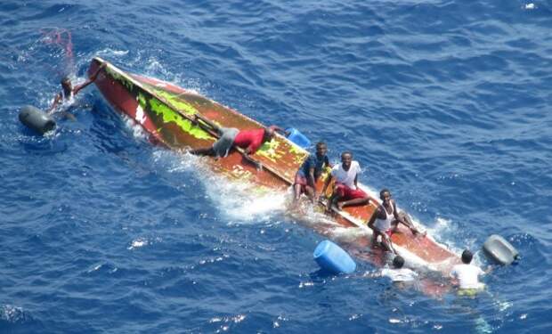 Испанский военный танкер Marques de la Ensenada спасает сомалийских пиратов, чья лодка перевернулась во время неудачной атаки на контейнеровоз Nepheli.
