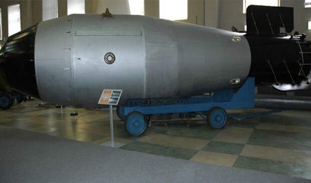 Царь-бомба, крупнейшая ядерная боеголовка когда-либо взрывавшаяся, сдетонировала на испытательном полигоне СССР в Арктике. Облако от взрыва в семь раз превысило высоту горы Эверест.
