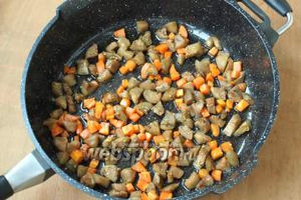 Морковь нарезать кубиками, с баклажанов слить выделившуюся жидкость. Обжарить морковь вместе с баклажанами.