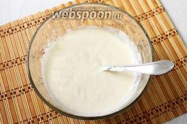 2 яйца размешиваем со сметаной и майонезом.
