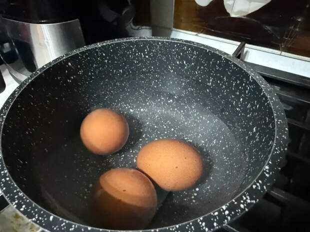 Яйца превращаются в кашу при чистке: дело не в свежести, а в этой простой ошибке — как исправить