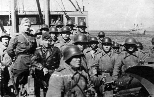 Десант на ГИСУ «Полярный» перед высадкой на Шумшу