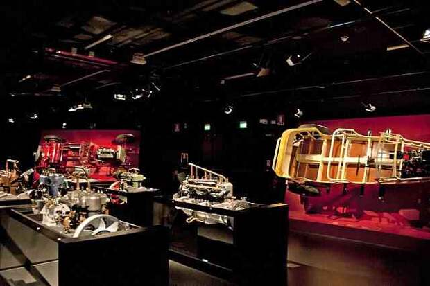 Музей авто истории в турине, италия. (трафик)