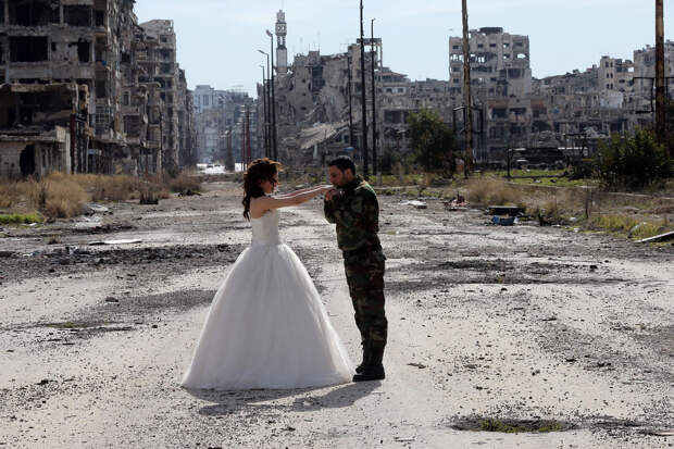 Сирийская пара сыграла свадьбу на руинах Хомса