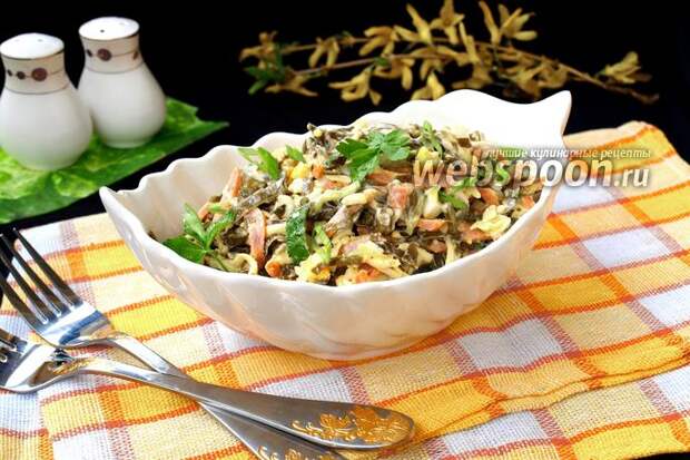 Фото Салат с морской капустой, колбасой и сыром