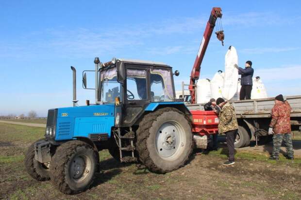 Кошехабльские аграрии завершают первую подкормку озимых