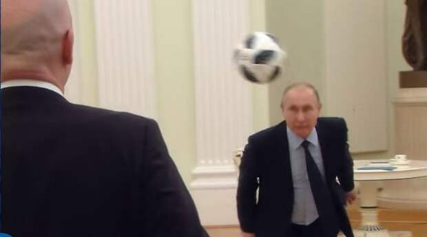Песков рассказал, как в Кремле снимали видео с игрой Путина в футбол