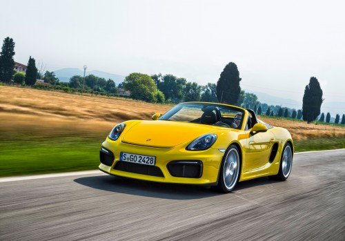 С этого ракурса идентифици‑ ровать Boxster Spyder получится по характерной прорези в верхней части бампера. Сами бамперы – как на купе Cayman GT4.