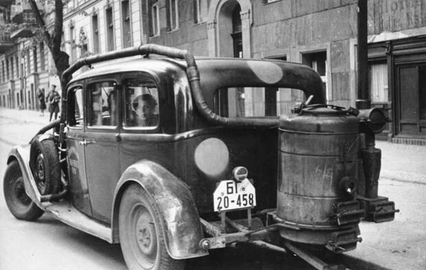 Bundesarchiv_Bild_183-V00670A,_Berlin,_Auto_mit_Holzgasantrieb.jpg