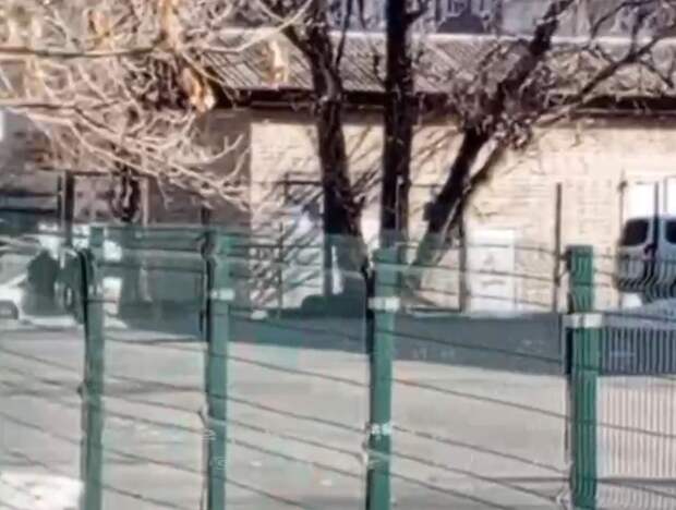 Конфликт возле школы в Приморье закончился выстрелом в голову