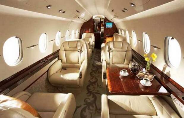 Частный самолет Hawker 4000.