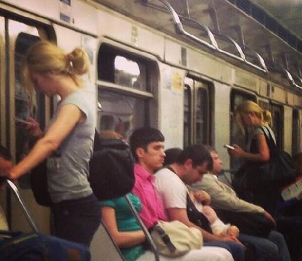 близняшки в метро