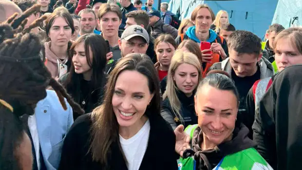 Захарова объяснила поездку Джоли на Украину попыткой отвлечь внимание от "Азовстали"