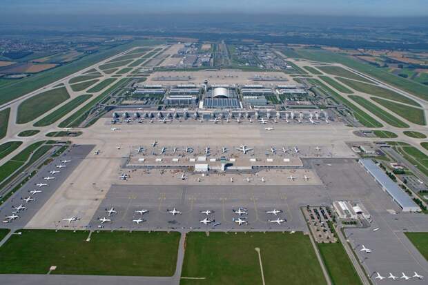 В аэропорту Мюнхена экоактивисты приклеились к взлетно-посадочной полосе
