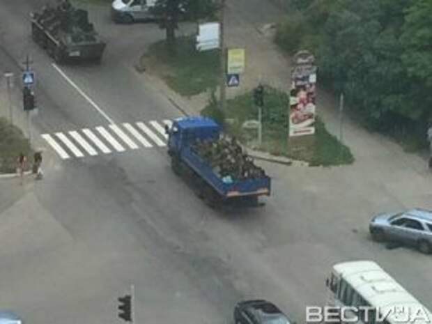 По Суходольску прошла колонна военной техники и людьми в форме По Суходольску прошла колонна военной техники и людьми в форме
