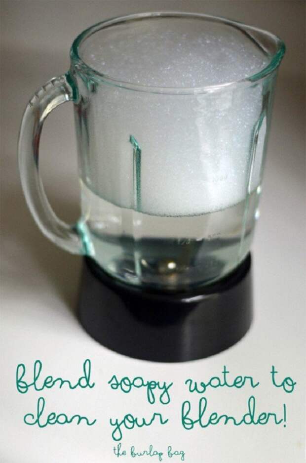 стакан со средством для мытья посуды